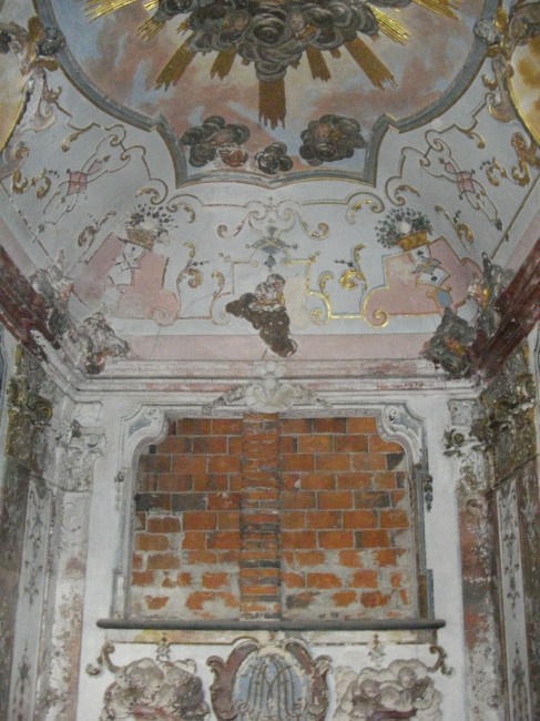 Vstup do zazděné zámecké kaple uvnitř zámku po mnoha letech