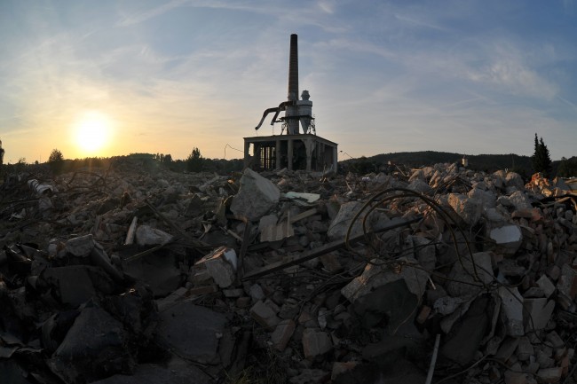 Poslední okamžiky továrního komínu Lenky Kácov
