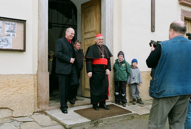 Svěcení kácovské vlajky kardinálem M. Vlkem