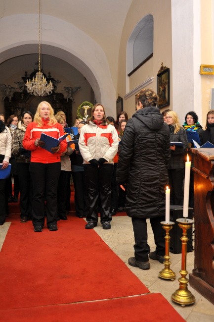 Adventní koncert střední pedagogické školy z Čáslavi pod vedením prof. Vrňákové v kostele