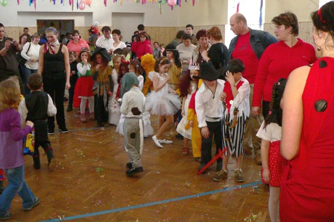Dětský karneval v sokolovně - hasiči Kácov