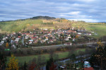 Pohled na Vlastějovice a vrch Fiolník